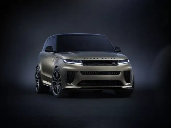 Range Rover Sport color oro con cerchi da 22 pollici originali, un'eleganza sportiva che cattura lo sguardo.