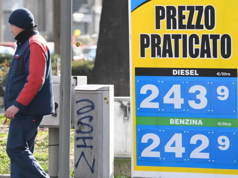 Prezzo praticato per benzina e diesel, con la benzina accise che mostra un prezzo di 2,429 €/litro.