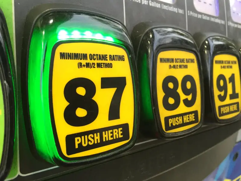 Pannelli luminosi verdi e neri indicano le opzioni di benzina: 87, 89 e 91 ottani. Scegli il tuo super è benzina!
